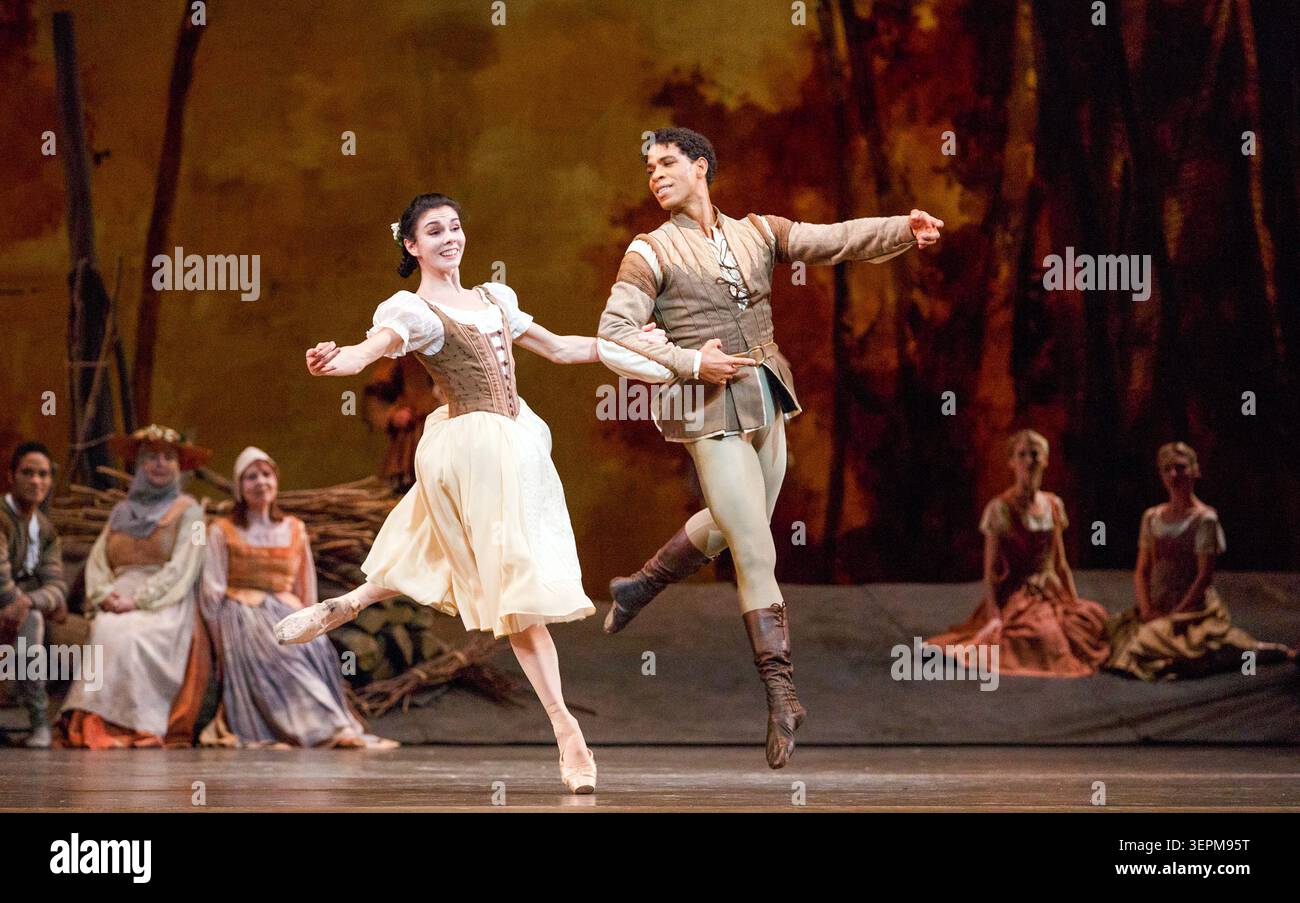 Natalia Osipova (Giselle), Carlos Acosta (Comte Albrecht) dans GISELLE au Royal Ballet, The Royal Opera House, Covent Garden, Londres WC2 18/01/2014 chorégraphie : Marius Petipa d'après Coralli & Perrot design : John F MacFarlane éclairage : Jennifer Tipton réalisateur original : Peter Wright Banque D'Images