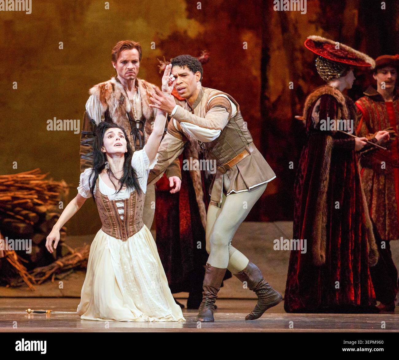 de gauche à droite : Natalia Osipova (Giselle), (arrière) Thomas Whitehead (Hilarion), Carlos Acosta (Comte Albrecht) dans GISELLE au Royal Ballet, The Royal Opera House, Covent Garden, Londres WC2 18/01/2014 chorégraphie : Marius Petipa d'après Coralli & Perrot design : John F MacFarlane éclairage : Jennifer Tipton réalisateur original : Peter Wright Banque D'Images