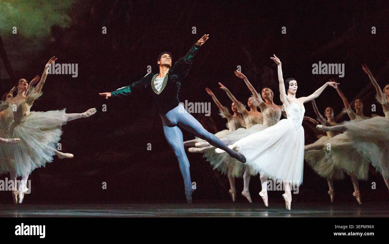 Carlos Acosta (Comte Albrecht), (avant droite) Natalia Osipova (Giselle) dans GISELLE au Royal Ballet, The Royal Opera House, Covent Garden, Londres WC2 18/01/2014 chorégraphie : Marius Petipa d'après Coralli & Perrot design : John F MacFarlane éclairage : Jennifer Tipton réalisateur original : Peter Wright Banque D'Images