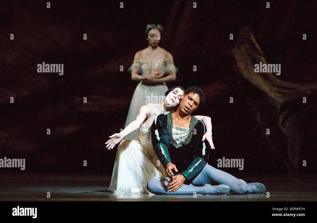 Natalia Osipova (Giselle), Carlos Acosta (Albrecht) avec (arrière) Hikaru Kobayashi (Reine des Wilis) à GISELLE au Royal Ballet, au Royal Opera House, Covent Garden, Londres WC2 18/01/2014 chorégraphie : Marius Petipa d'après Coralli & Perrot design : John F MacFarlane éclairage : Jennifer Tipton réalisateur original : Peter Wright Banque D'Images