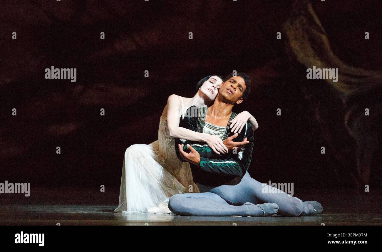 Natalia Osipova (Giselle), Carlos Acosta (Comte Albrecht) dans GISELLE au Royal Ballet, The Royal Opera House, Covent Garden, Londres WC2 18/01/2014 chorégraphie : Marius Petipa d'après Coralli & Perrot design : John F MacFarlane éclairage : Jennifer Tipton réalisateur original : Peter Wright Banque D'Images