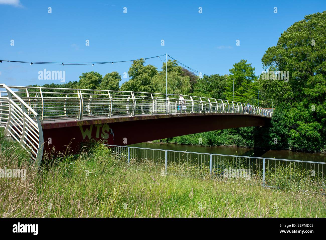 Le Millennium Bridge sur la rivière Taff. Une passerelle reliant Sophia Gardens et Bute Park, Cardiff, pays de Galles, Royaume-Uni Banque D'Images