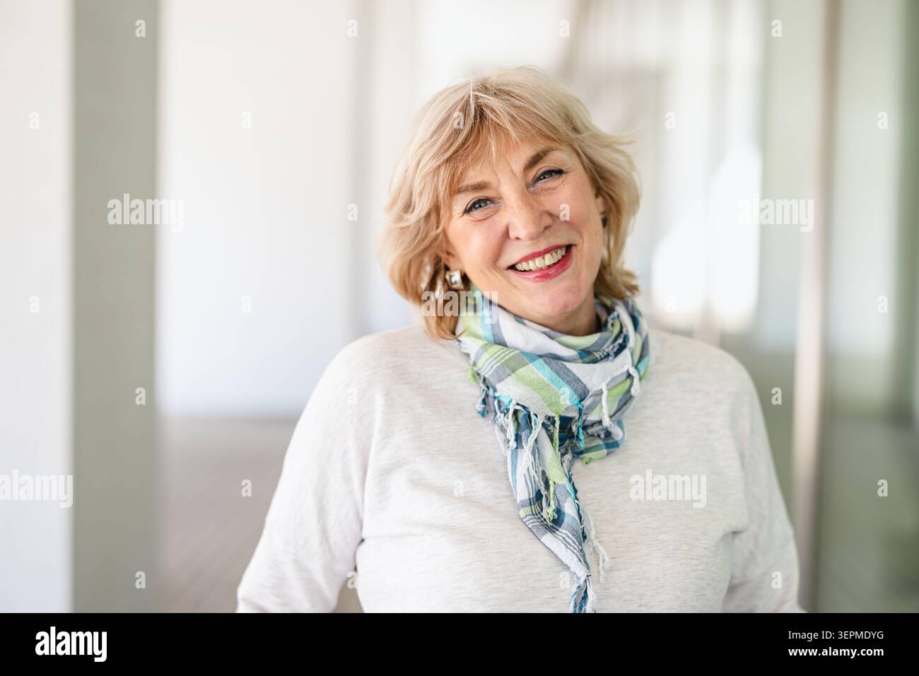 Portrait d'une femme mature en milieu urbain Banque D'Images