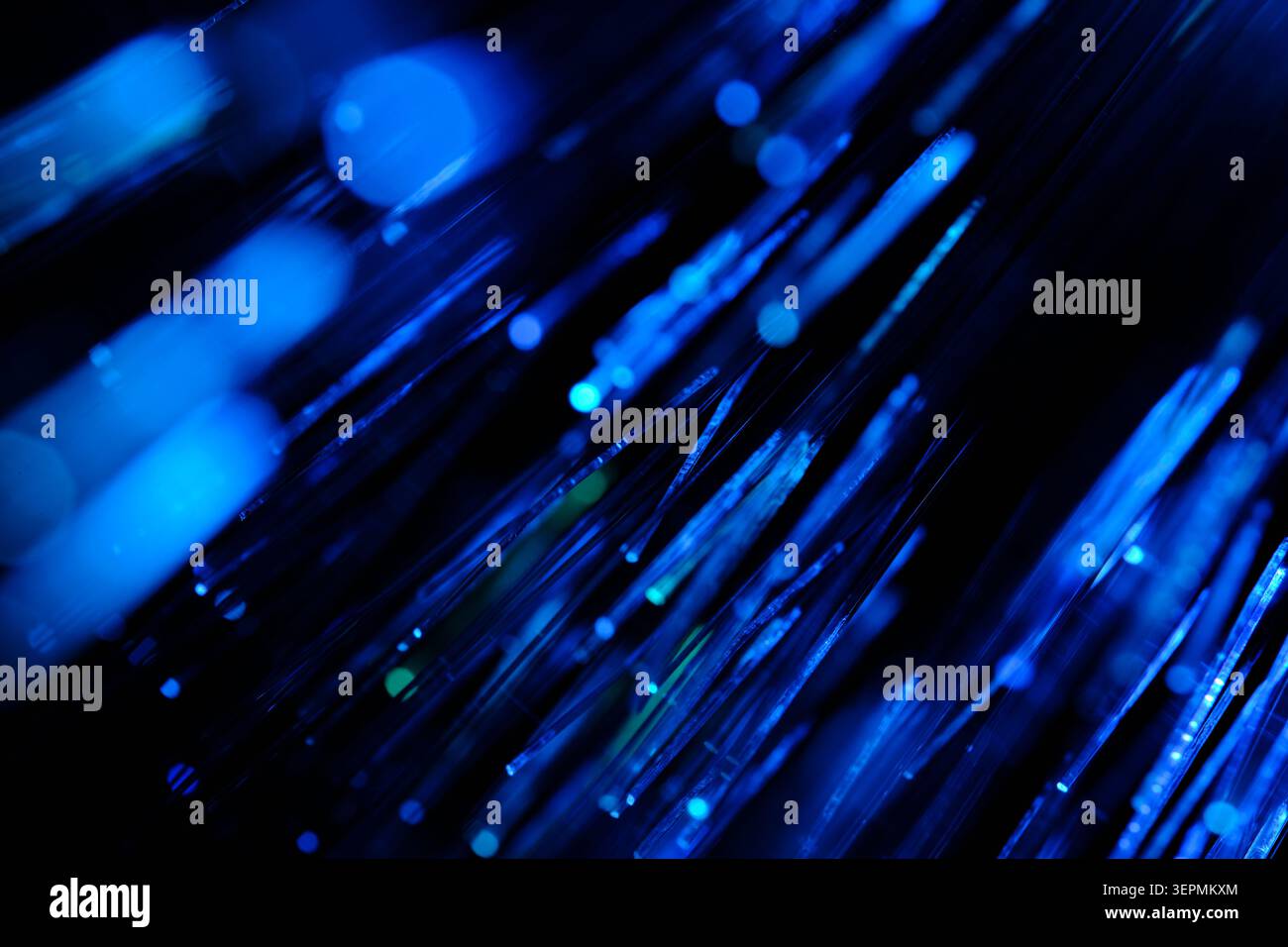 Flux abstrait lignes de données de communication bleues clignotantes sur fond sombre Banque D'Images