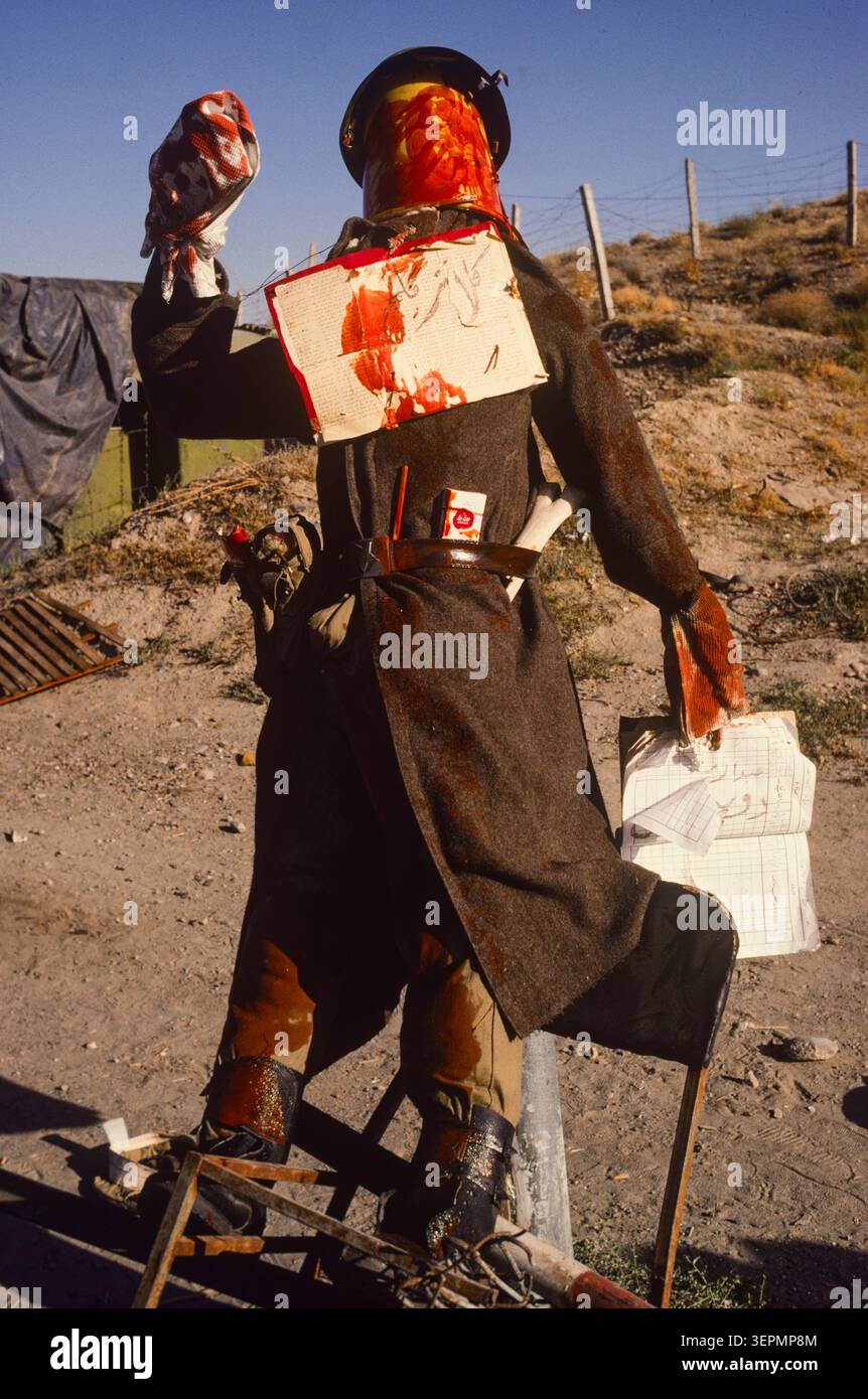 Poste de contrôle contrôlé par les moudjahidines à une entrée de la capitale avec une effigie d'un soldat de l'ancien régime, Kaboul Afghanistan, août 1992 Banque D'Images
