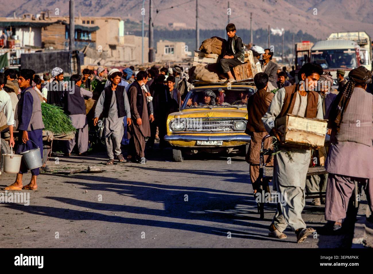 Un taxi chargé traverse la zone du marché de Busyg, Kaboul Afghanistan, août 1992 Banque D'Images