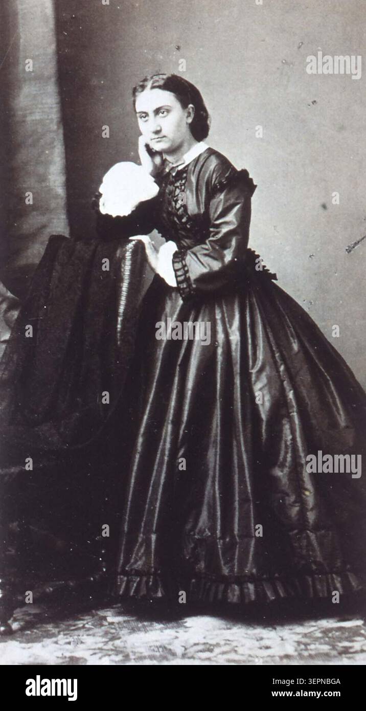 Le portrait en studio présente Anna Léonie Japy, mariée à Albaret, debout dans une vue de trois quarts face à gauche, enregistré comme un sujet de portrait alsacien du XIXe au XXe siècle associé à la lignée de la famille Japy et conservé dans la documentation de portrait régionale. Banque D'Images