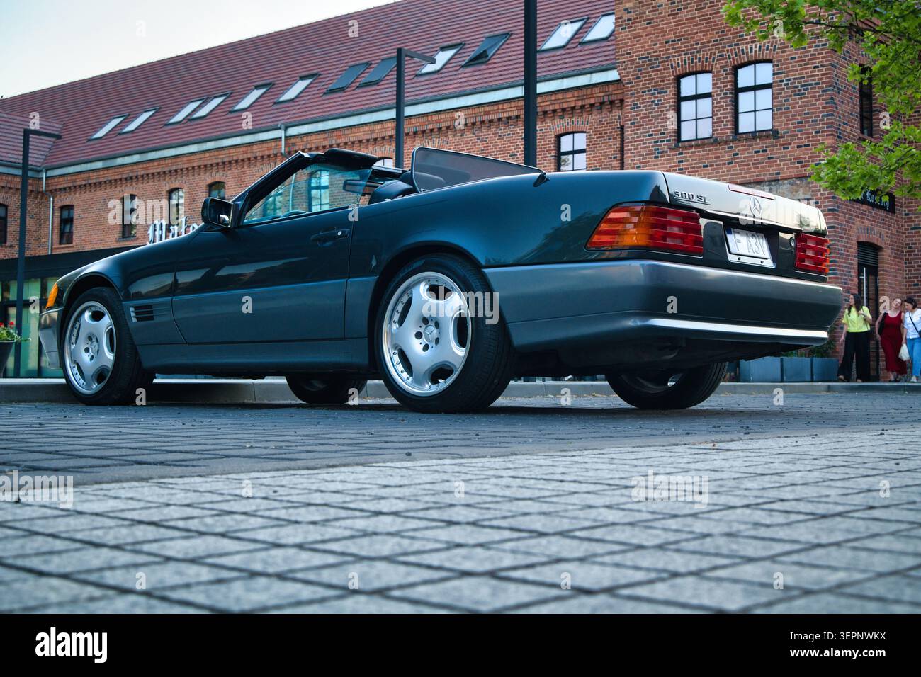 Vintage Mercedes 300SL Cabriolet garé sur Urban Brick Street avec roues en alliage classique Banque D'Images