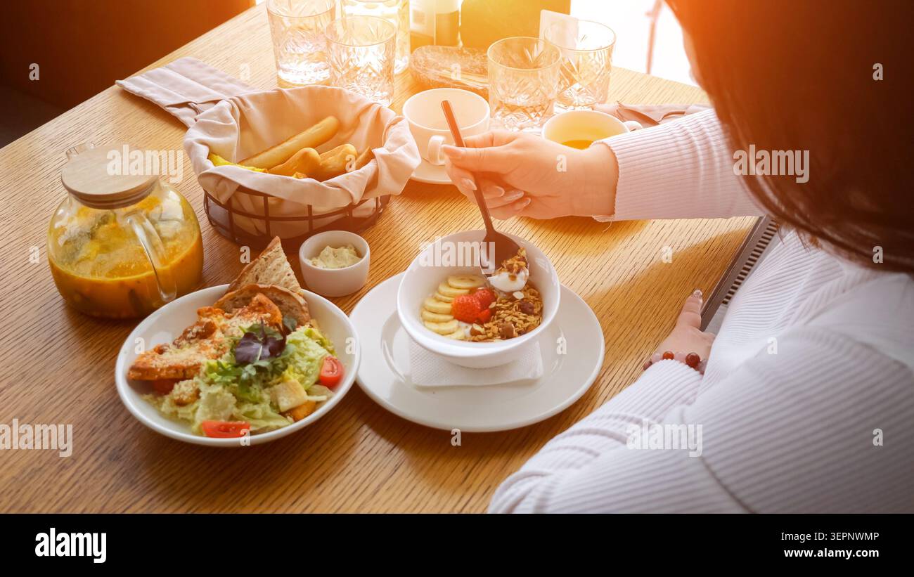 Cadre de brunch communautaire animé. Des amis énergiques se réunissent autour de Food et joyeux Chatter. Scène animée où les individus échangent des conversations Banque D'Images