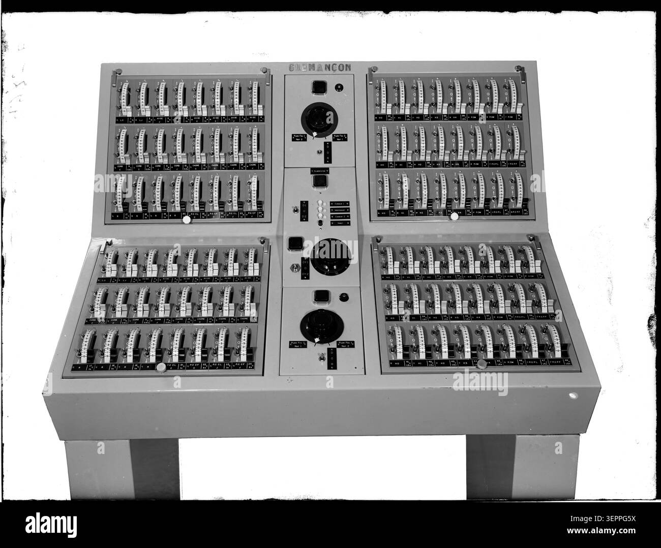 Le système d'orgue Theatre de l'Atelier est enregistré dans un dessin de documentation parisien de 1960 montrant un mécanisme de scène avec 48 éléments et des composants magnétiques amplifiés utilisés dans les installations d'équipements théâtraux et cinématographiques dans les salles de spectacle. Banque D'Images