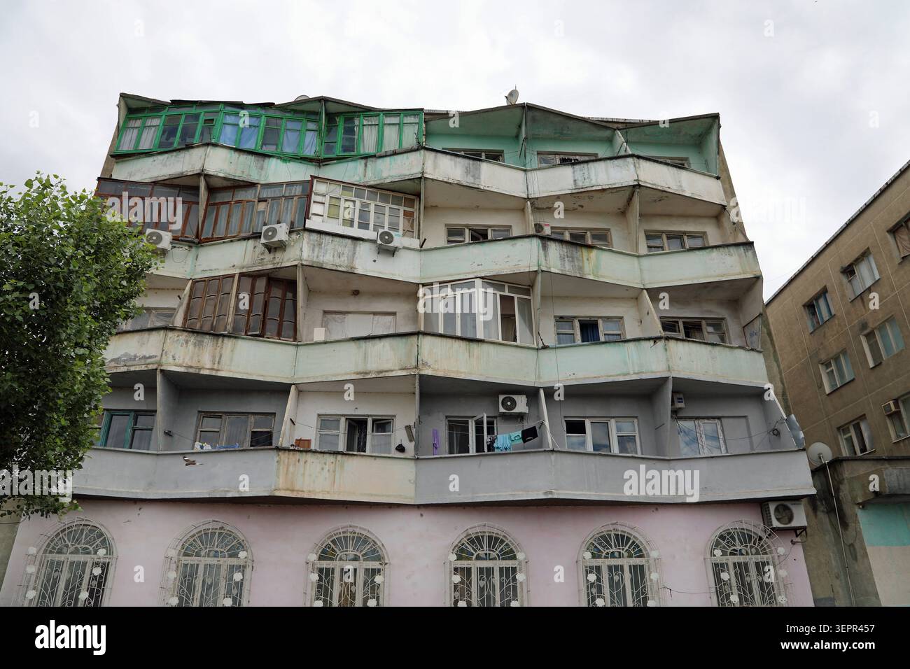 Immeuble soviétique moderniste à Buston au Tadjikistan Banque D'Images