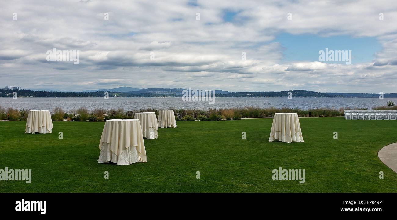 Cadre élégant pour réception de mariage en plein air sur la pelouse du bord de mer de Seattle avec vue panoramique sur le lac Banque D'Images