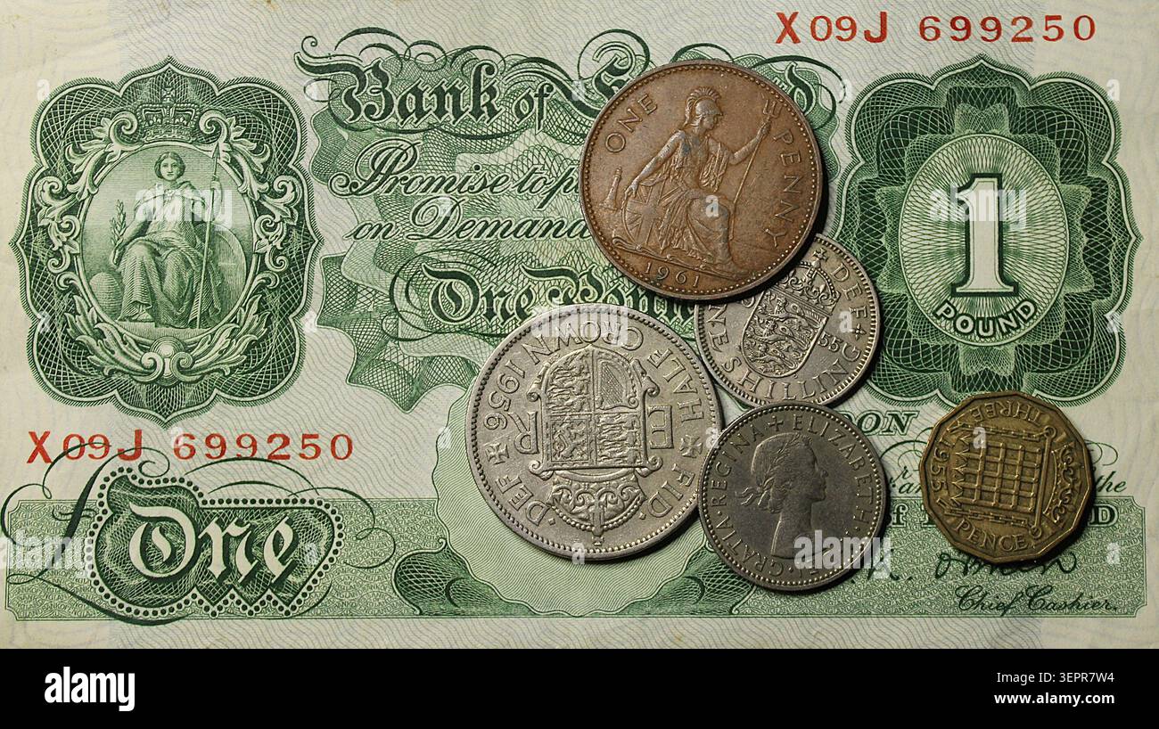 Note pré décimale d'une livre avec shilling et pièces de monnaie de penny de l'époque avec le portrait de la reine Elizabeth la seconde Banque D'Images