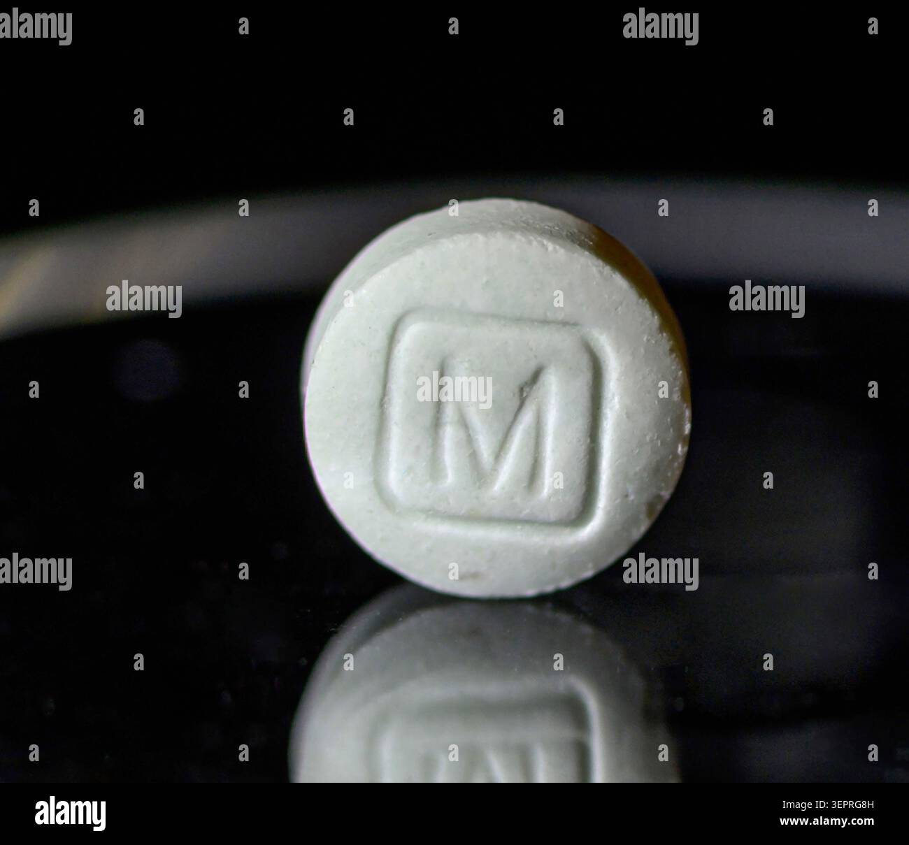 Fausse pilule oxycodone M30 contenant du fentanyl, oxy lacé contrefait mortel Banque D'Images