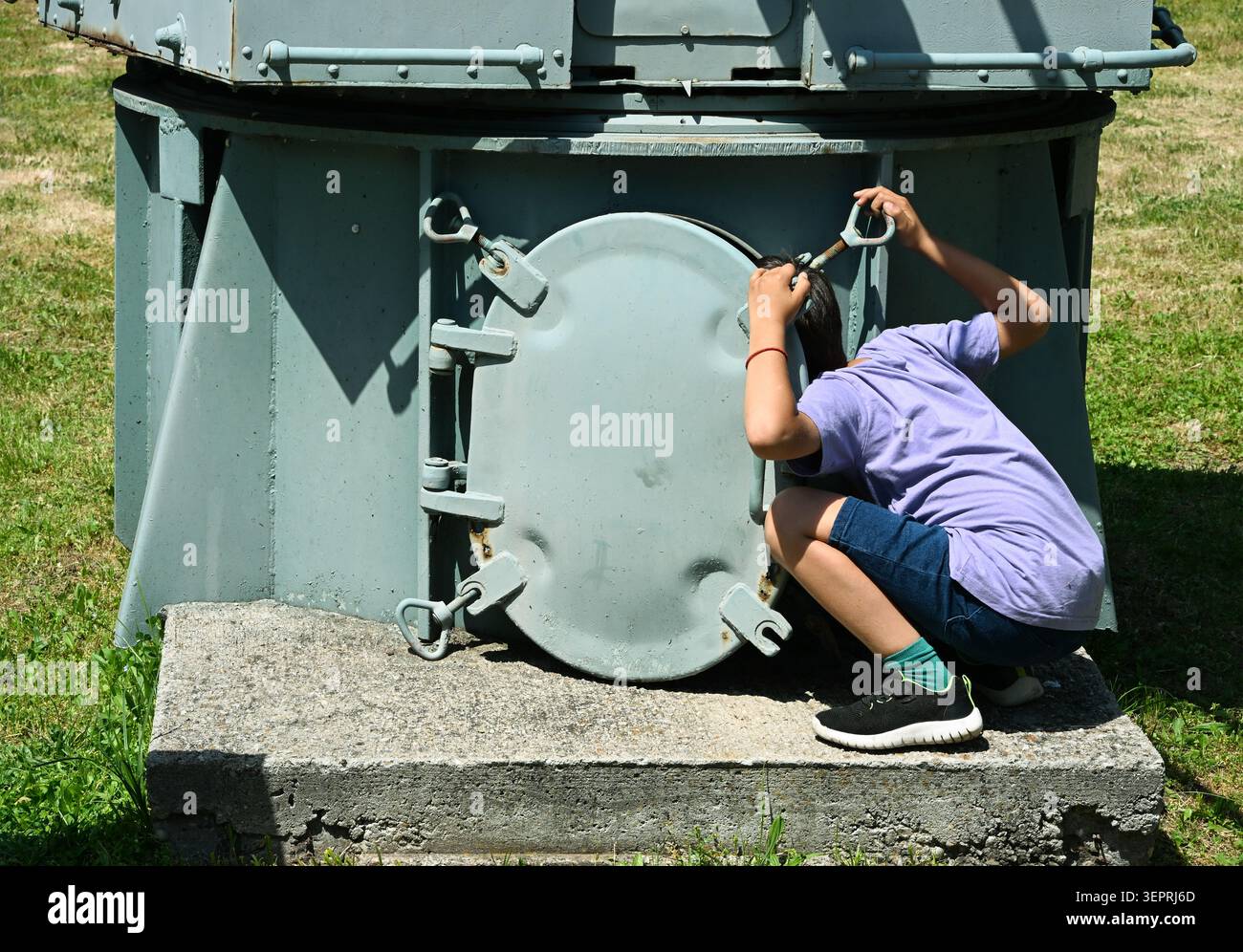 Un enfant regarde dans un véhicule militaire. Musée d'histoire militaire, Sofia Banque D'Images
