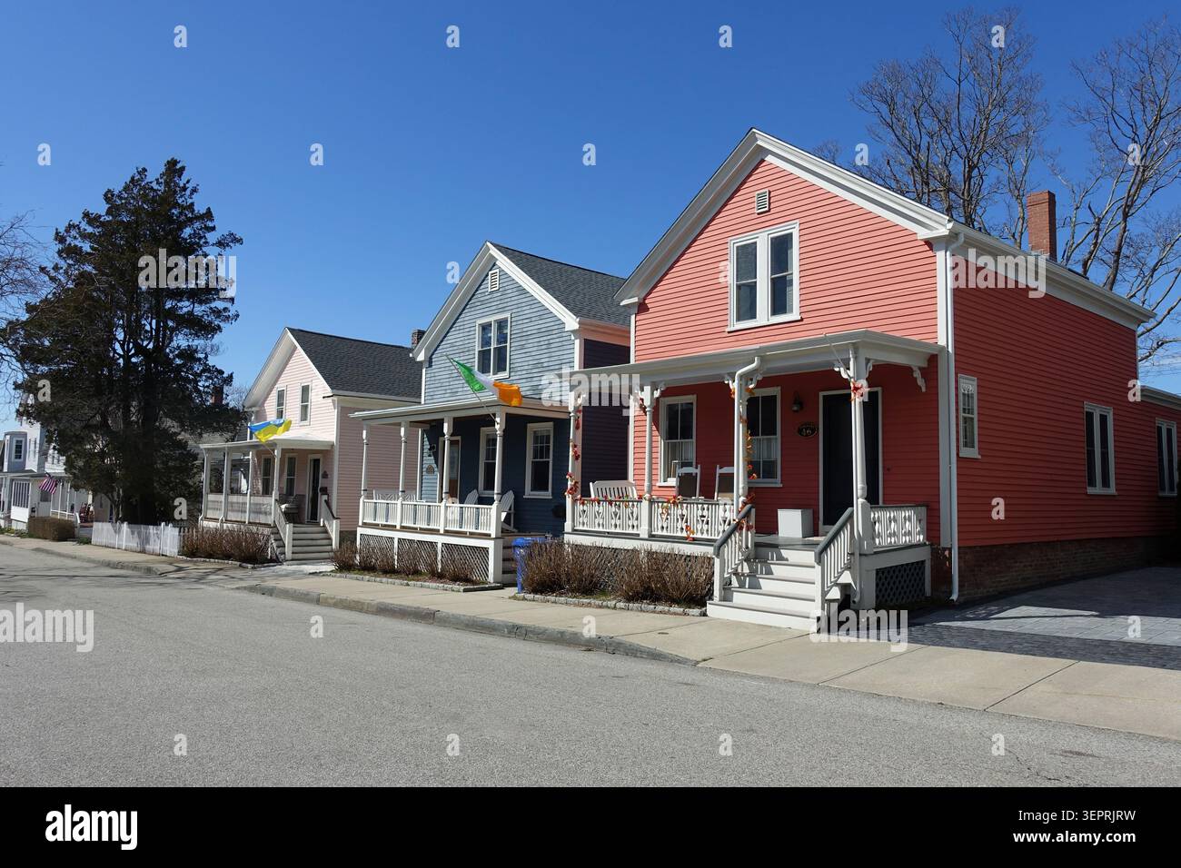 Rangée de maisons colorées dans un quartier Downtown Newport, Rhode Island (RI). Banque D'Images