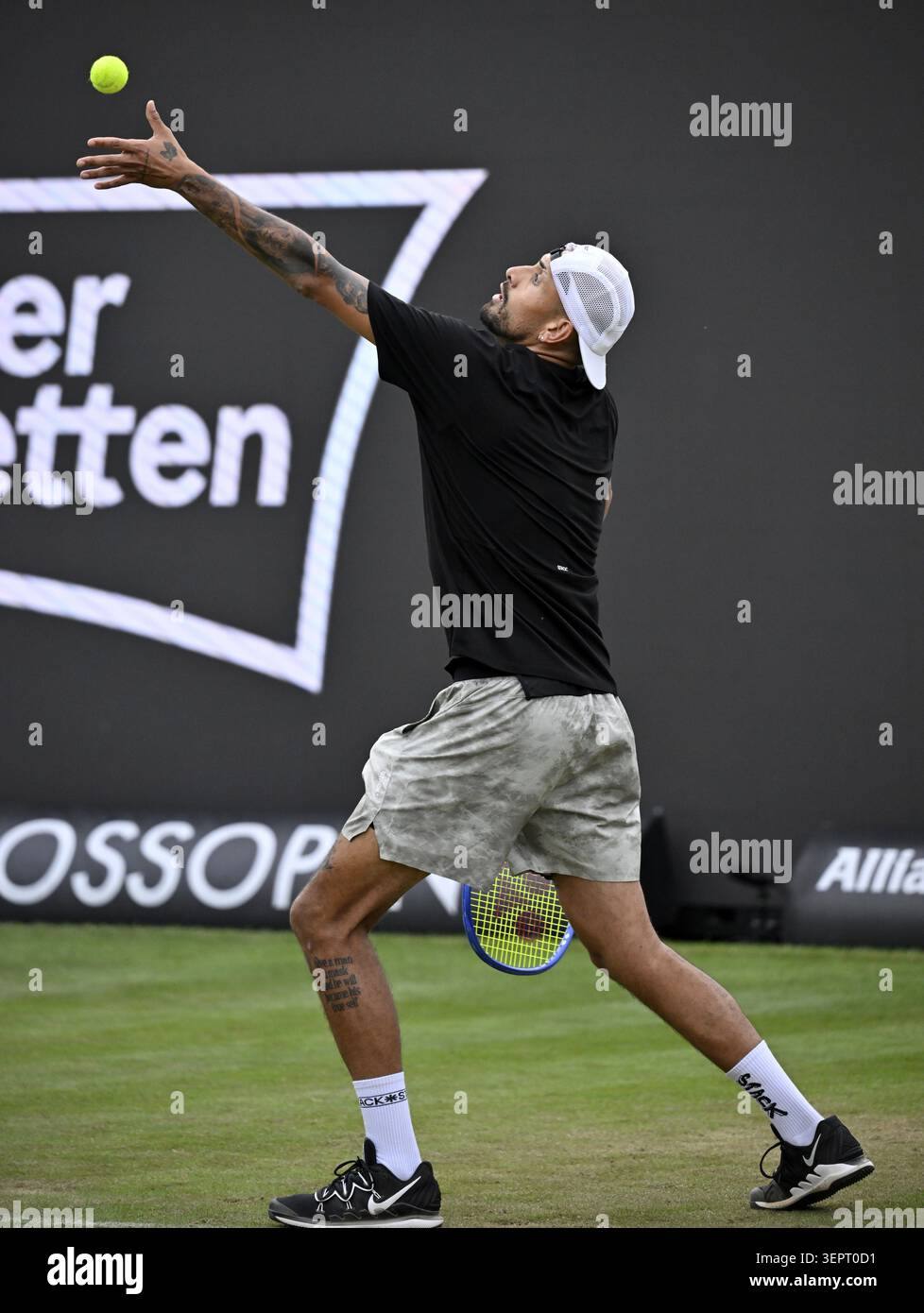 Nick Kyrgios (AUS) en action lors d'un match de service au BOSS Open 2026, tournoi de tennis ATP 250, un événement sur gazon à Stuttgart, Bade-Wuerttemb Banque D'Images