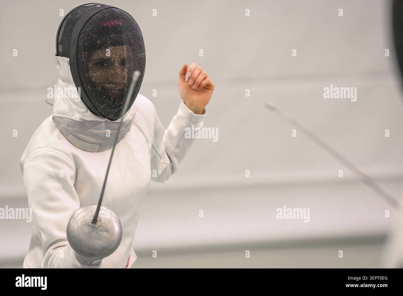 Un escrimeur en uniforme blanc et masque prêt pour l'attaque, escrime, TSV Calw, district de Calw, Allemagne Banque D'Images