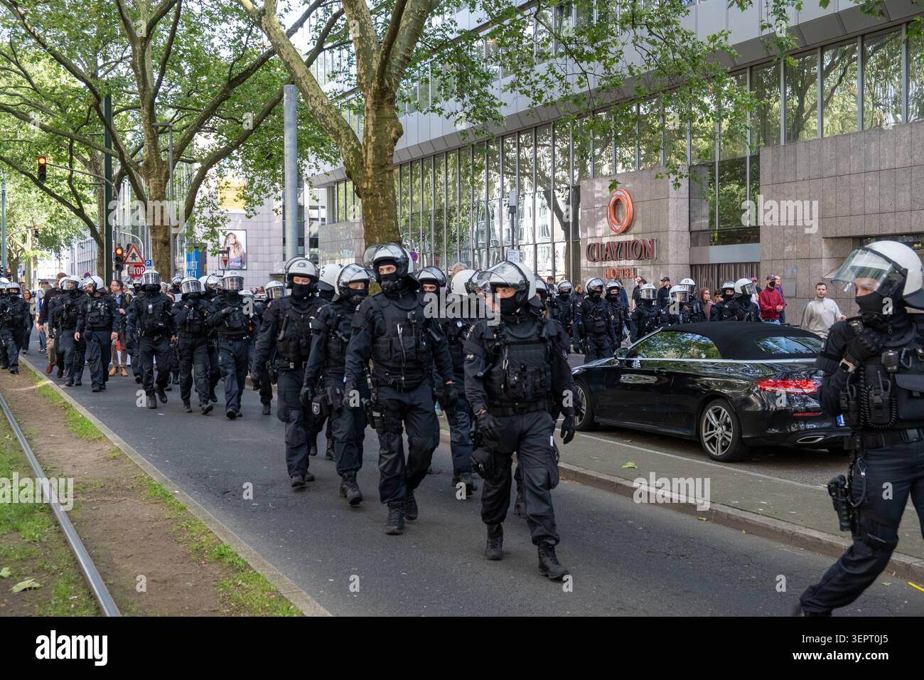 DUSSELDORF, ALLEMAGNE – 15 JUIN 2026 : environ 15 à 20 partisans du parti politique d’extrême droite Alternative für Deutschland (AFD) participent à une visite à pied du quartier japonais de Düsseldorf, connu sous le nom de « Little Tokyo ». Plusieurs centaines de contre-manifestants se sont rassemblés le long de la route pour s'opposer à l'événement. Une importante présence policière a été déployée dans tout le centre-ville, et des policiers ont dégagé plusieurs rues et intersections après que les manifestants ont établi plusieurs blocus de sit-in visant à perturber la marche. La tournée a commencé à Martin-Luther-Platz et s'est poursuivie à travers le district sous la police p Banque D'Images
