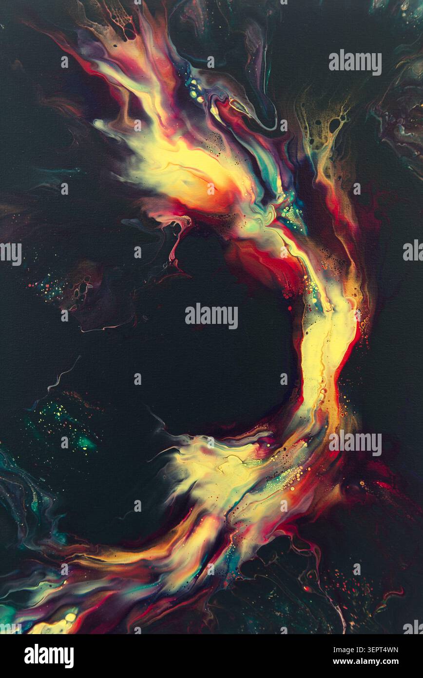 Acrylique abstrait pour illustration sur toile intitulée 'Astral Flow' montrant des motifs fluides audacieux de diverses couleurs vives sur fond vert foncé. Banque D'Images