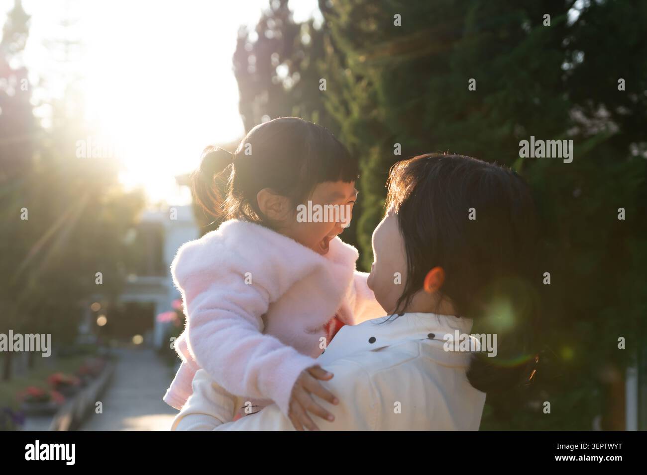 Happy Maman sourire pour fille et jouer ensemble en plein air famille enfance développement et croissance avec amour pour sa maman's préoccupation Happy Baby Dream Su Banque D'Images