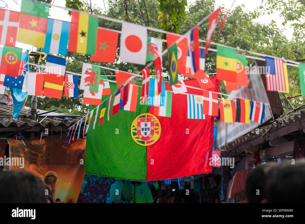 Divers drapeaux internationaux accrochés sur une ligne, y compris le drapeau portugais vert et rouge Banque D'Images