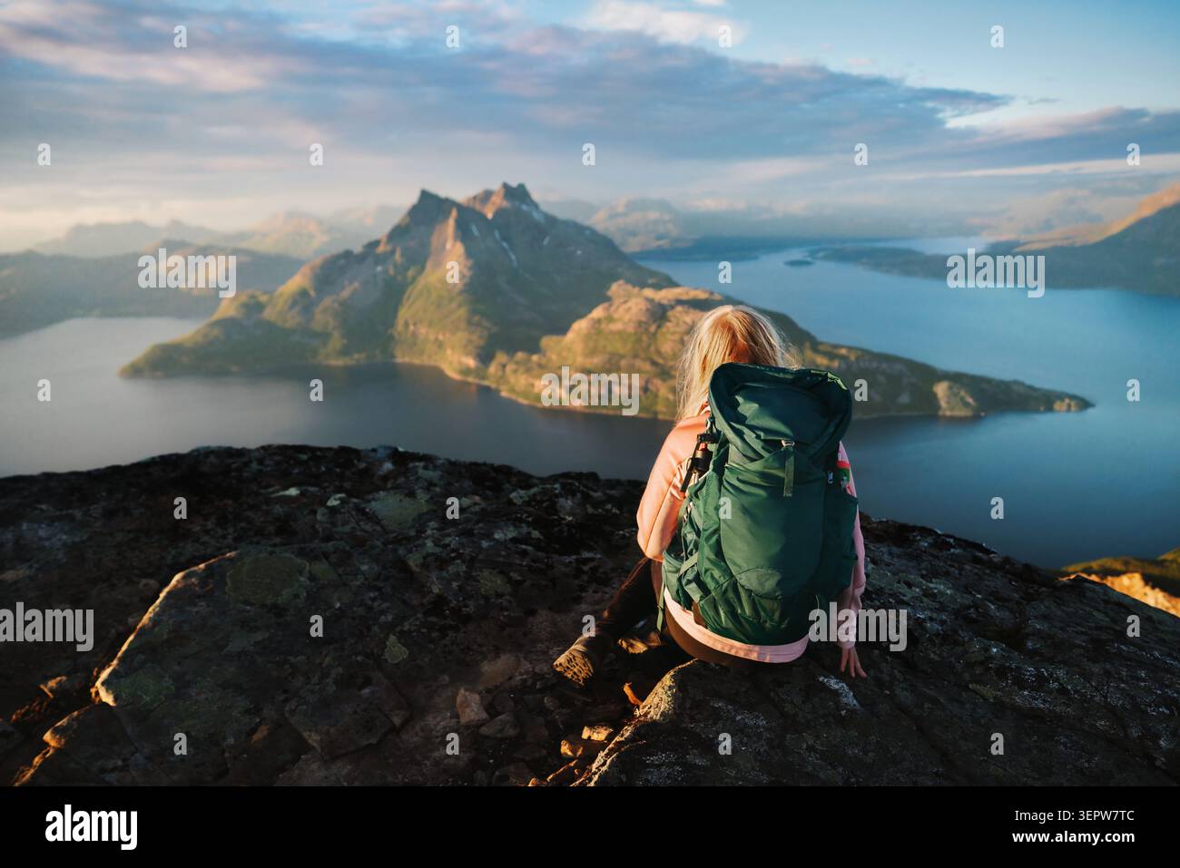 Femme randonneur voyage en solo en Norvège fille touristique assise sur le sommet de la falaise profitant de la mer et des îles vue randonnée dans les montagnes sur les vacances d'été, actif adve Banque D'Images
