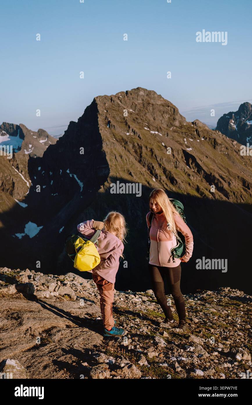 Famille maman et fille grimpant les montagnes en Norvège ensemble, mère et enfant randonnée en plein air dans la nature sur les vacances d'été parent et enfant agréable Banque D'Images