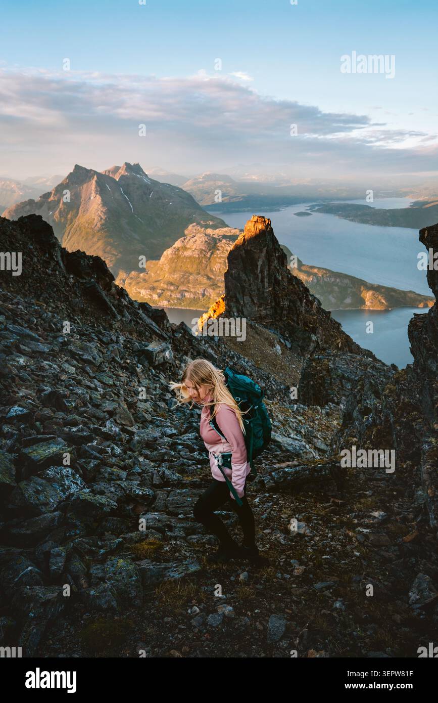 Femme grimpant des montagnes rocheuses avec sac à dos voyage solo en Norvège vacances d'été actif voyage à l'extérieur, randonnée aventure mode de vie sain touriste g Banque D'Images
