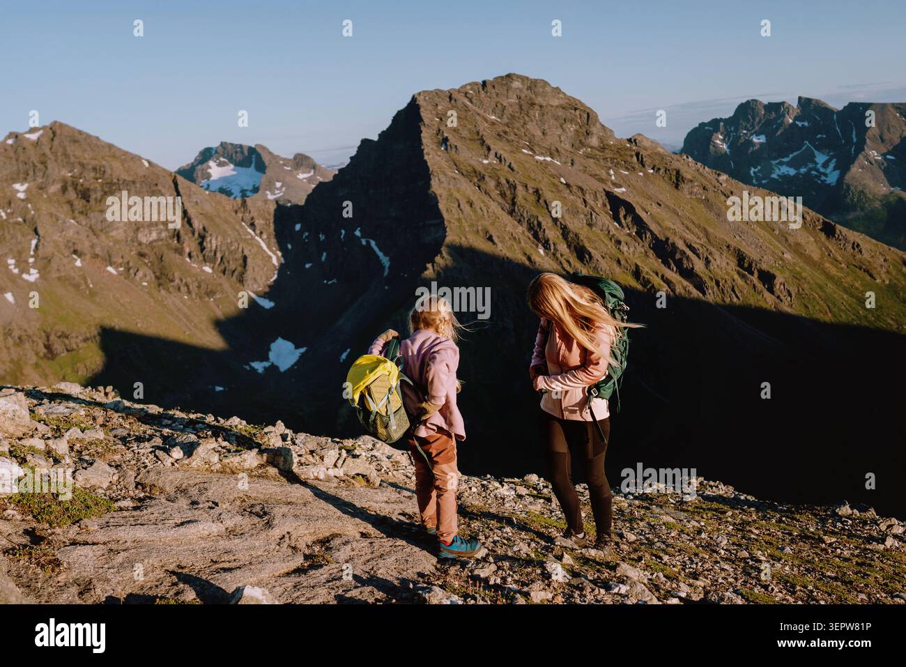 Randonneurs familiaux voyagent dans les montagnes - mère et enfant randonnée ensemble mis sur des sacs à dos prêts à grimper, vacances d'été en Norvège parent et fille o Banque D'Images