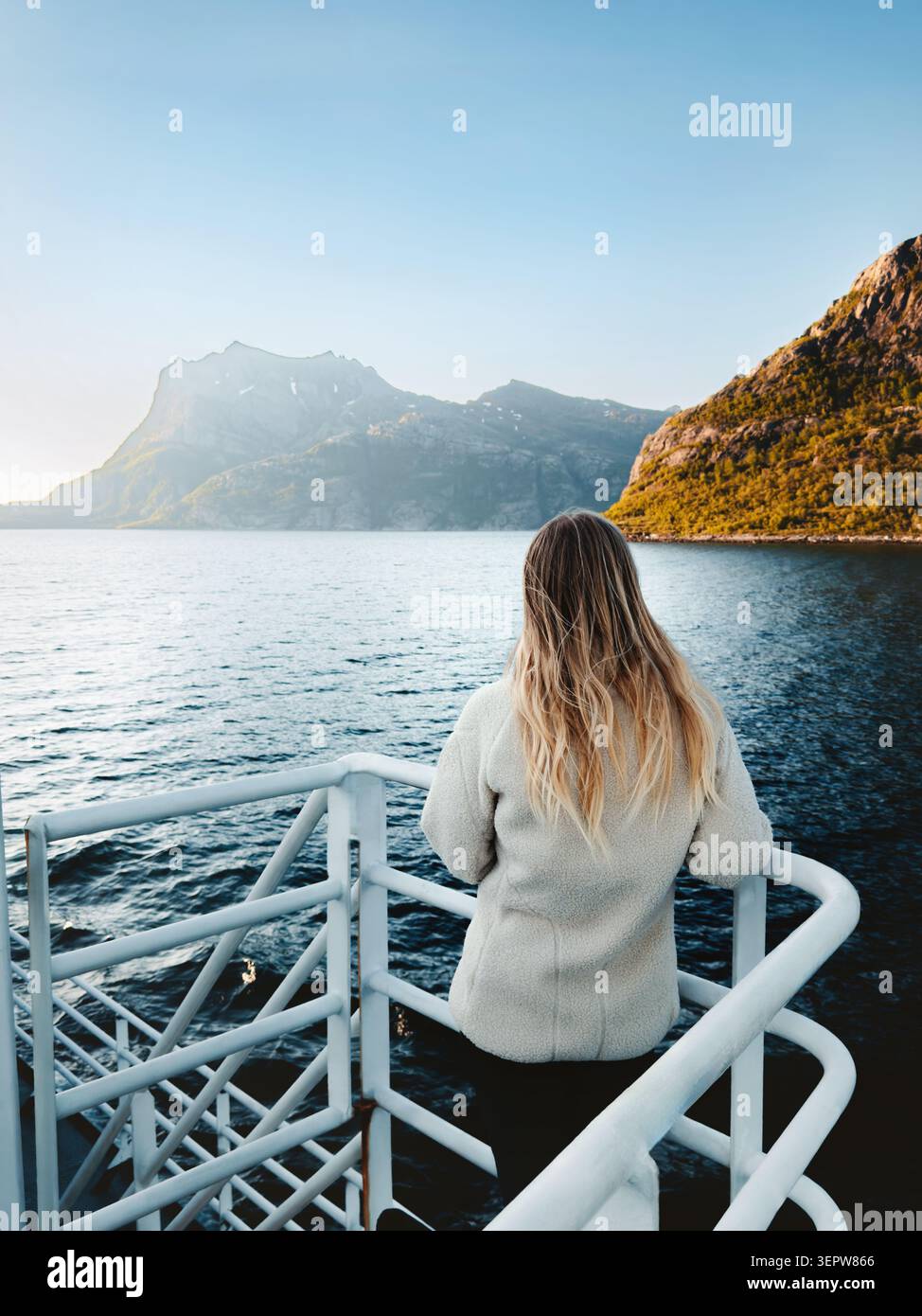 Femme touriste voyage en solo par ferry en Norvège appréciant la vue sur la mer et l'île, voyageur de fille sur les vacances d'été voyage croisière visite touristique et Explor Banque D'Images