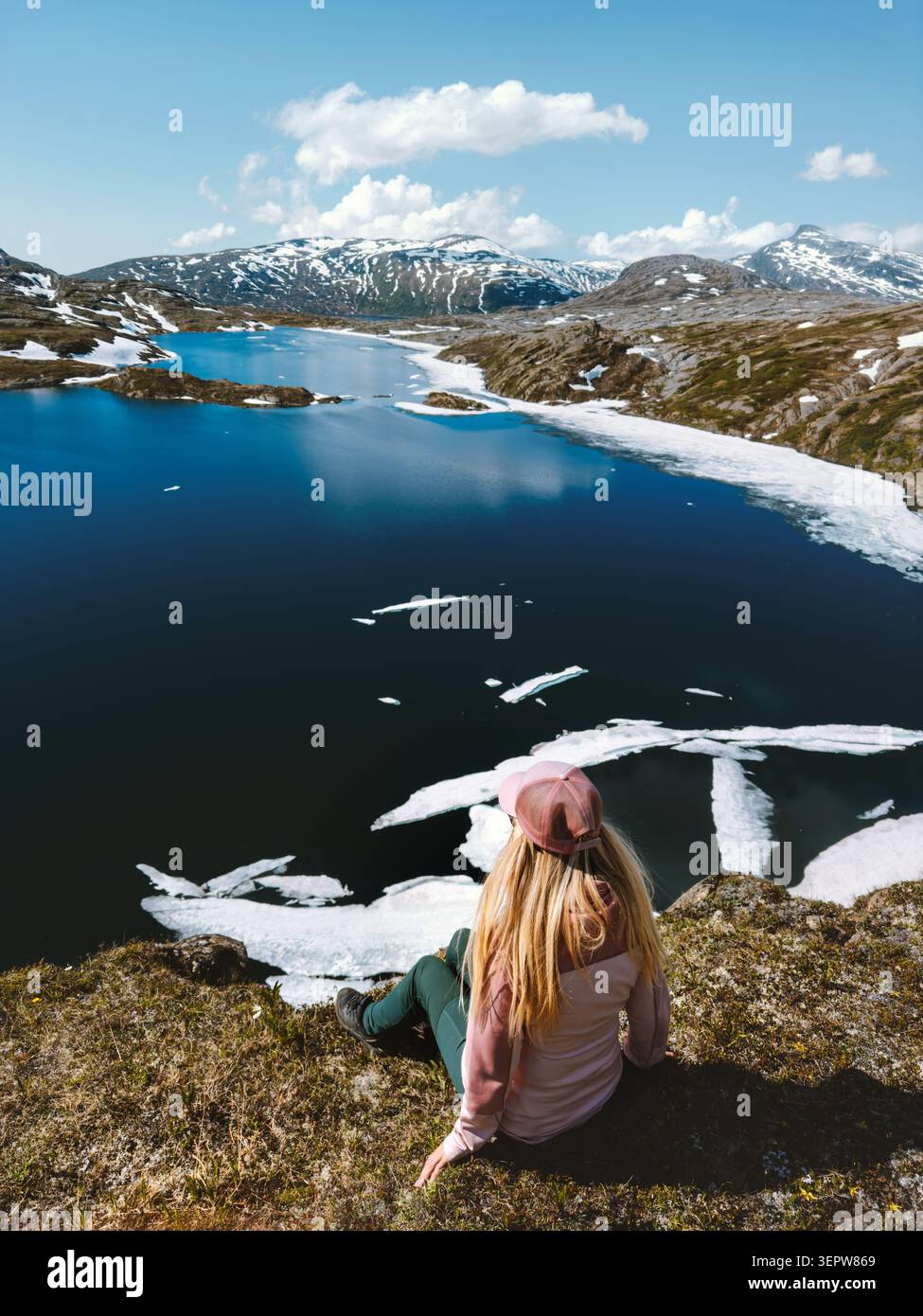 Femme aventurière profitant du lac dans la vue des montagnes assis seul en Norvège, fille touriste voyage solo à l'extérieur style de vie sain actif vacances d'été Banque D'Images