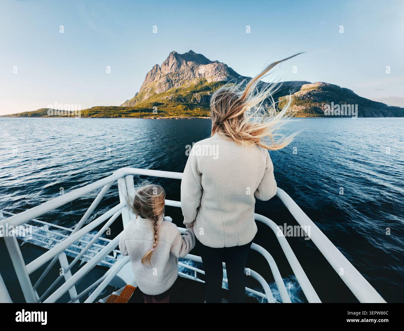 Mère et fille voyagent en ferry en Norvège avec vue sur la mer et l'île, parent et enfant sur les vacances d'été voyage tour de tourisme et explorer Arc Banque D'Images