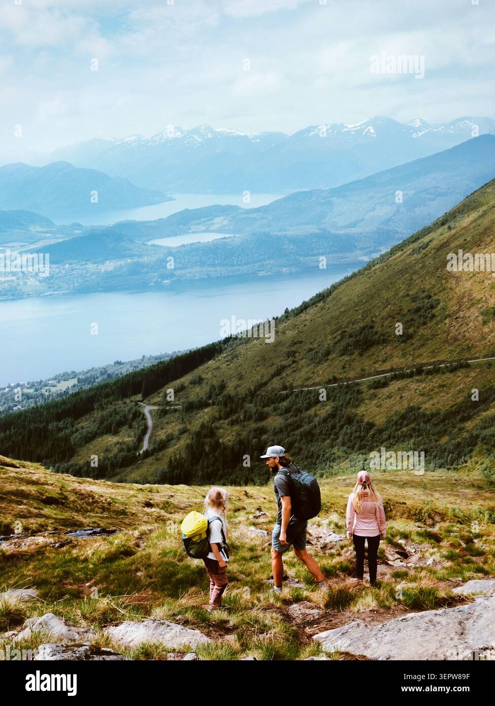 Randonnée en famille en Norvège voyage style de vie vacances d'été ensemble parents et enfant en plein air - père, mère et enfant explorent les sentiers de montagne à Sunnm Banque D'Images