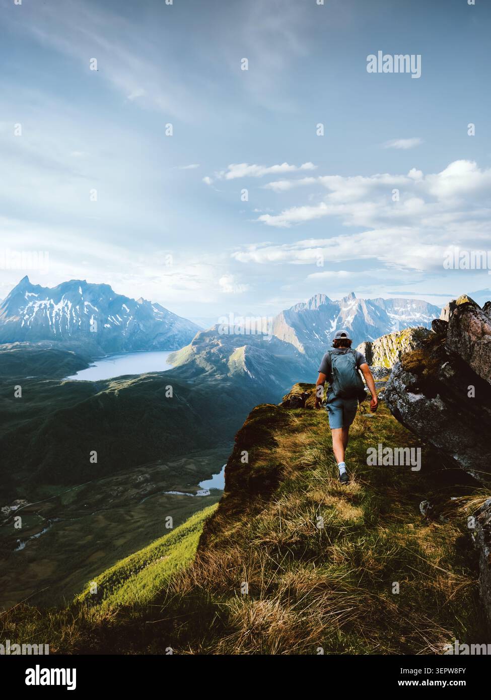 Homme randonnée en solo dans les montagnes vacances de voyage d'été actif en Norvège, touriste avec sac à dos explorer les sentiers sauvages dans les îles Lofoten voyageur trekking Banque D'Images