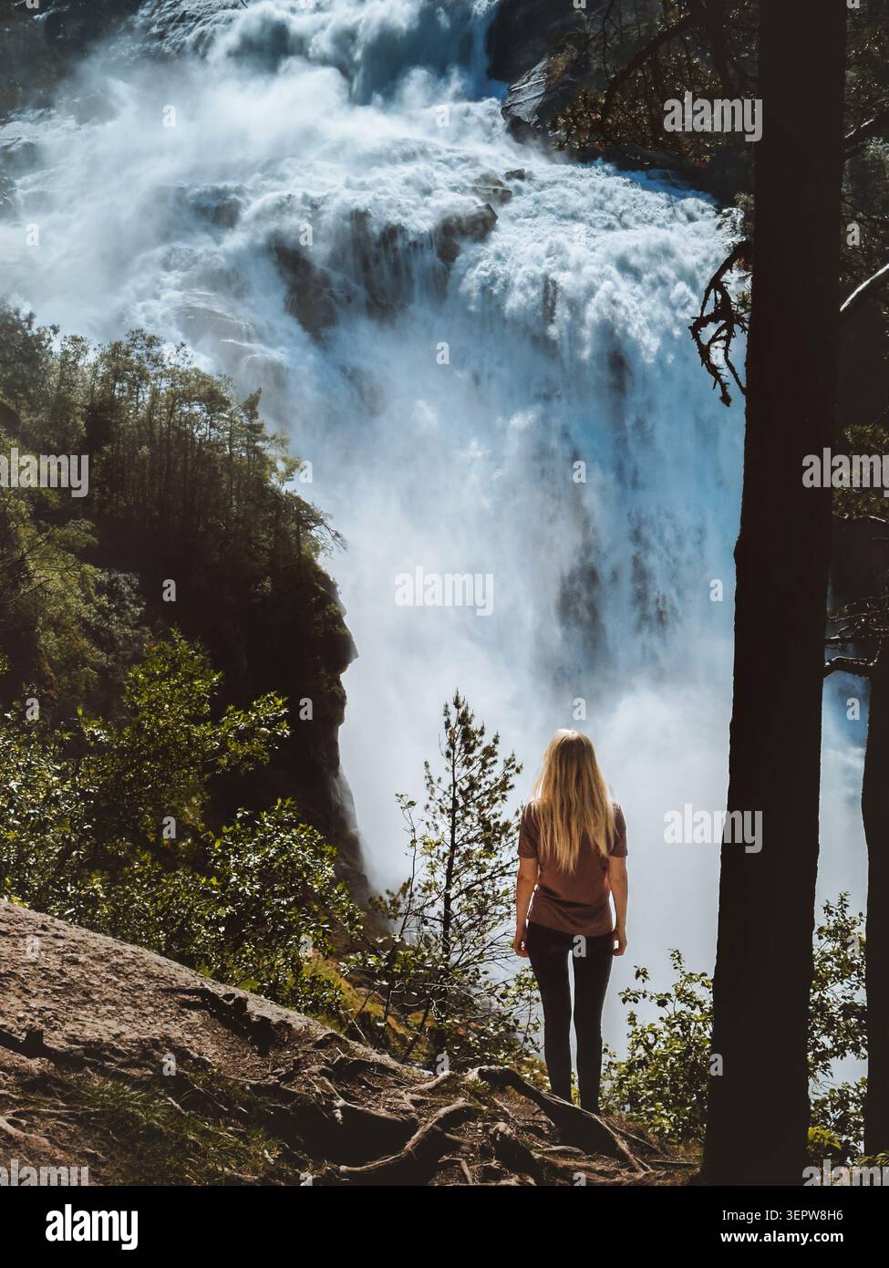 Femme voyage en solo en Norvège femme randonneur profitant d'une vue puissante sur les chutes d'eau dans la vallée de Husedalen, fille voyageuse sur les vacances d'été Explorer Hardangervidd Banque D'Images