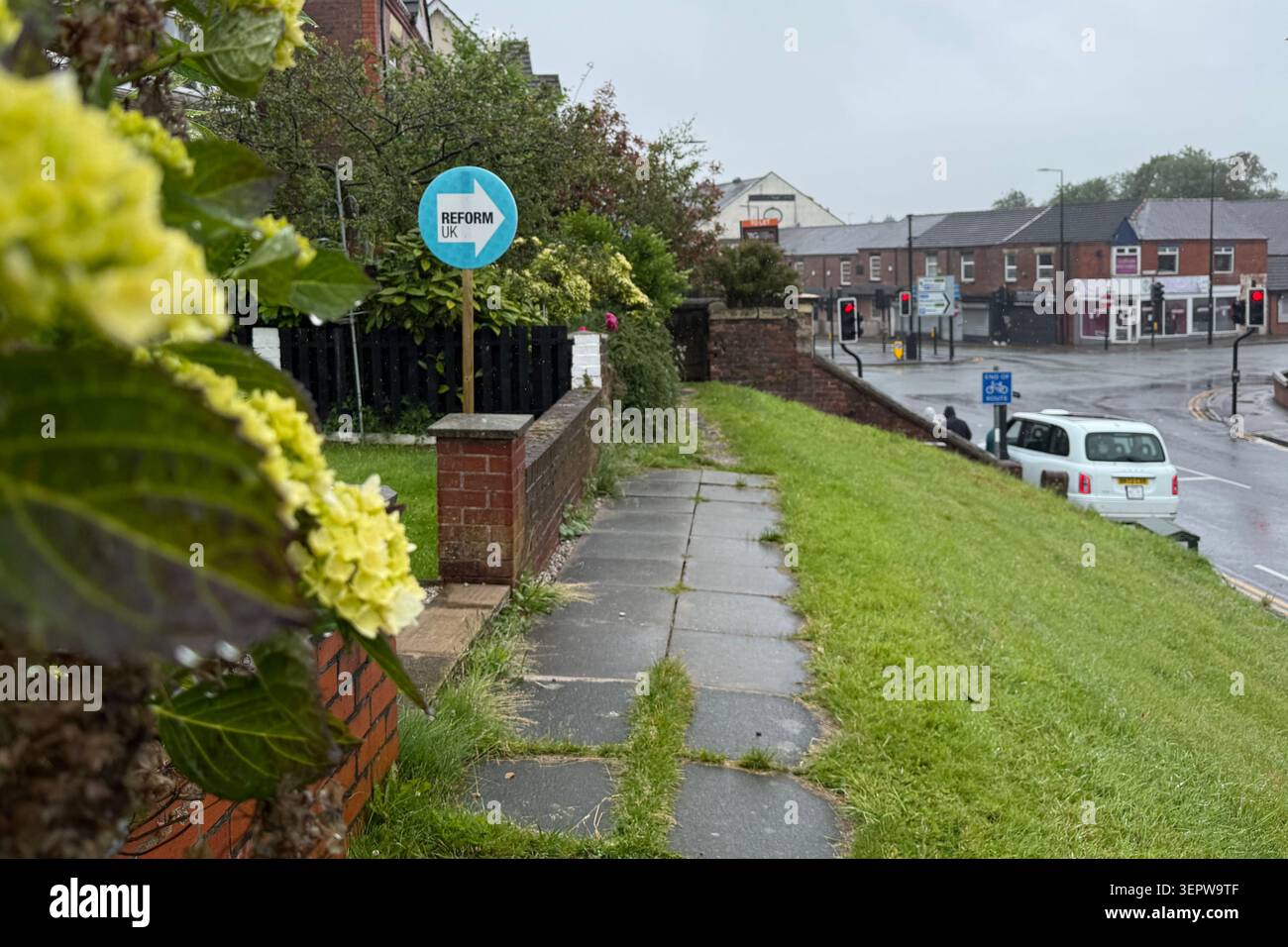 Ashton à Makerfield, Royaume-Uni. 16 juin 2026. Un panneau dans une cour avant à Ashton-in-Makerfield indique "Reform UK". Le 18 juin 2026, une élection partielle pour un siège au Parlement britannique aura lieu dans la circonscription de Makerfield, dans le nord-ouest de l'Angleterre. Le principal rival de Keir Starmer·au sein du parti, le maire de Manchester Andy Burnham, est candidat pour le Parti travailliste. Crédit : Patricia Bartos/dpa/Alamy Live News Banque D'Images