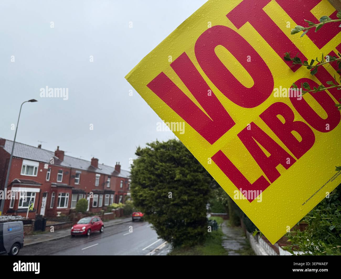 Ashton à Makerfield, Royaume-Uni. 16 juin 2026. Une pancarte dans une cour avant à Ashton-in-Makerfield dit "vote Labour". Le 18 juin 2026, une élection spéciale pour un siège au Parlement britannique aura lieu dans la circonscription de Makerfield, dans le nord-ouest de l'Angleterre. Le principal rival de Keir Starmer·au sein du parti, le maire de Manchester Andy Burnham, est candidat pour le Parti travailliste. Crédit : Patricia Bartos/dpa/Alamy Live News Banque D'Images