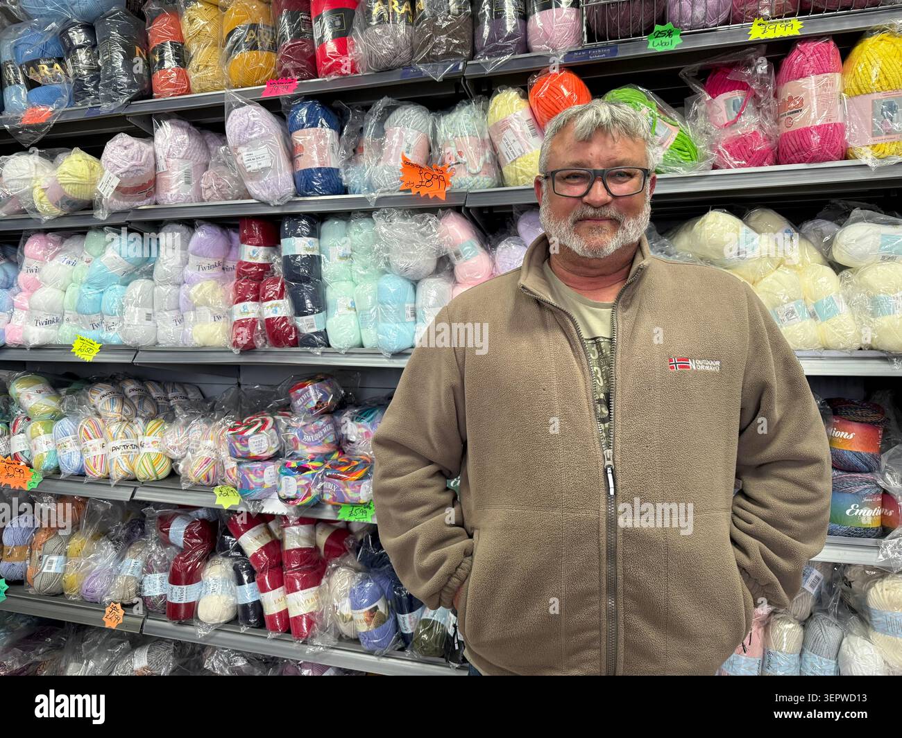 Ashton à Makerfield, Royaume-Uni. 16 juin 2026. Jay, 56 ans, dirige un magasin de laine à Ashton-in-Makerfield. Le 18 juin 2026, une élection spéciale pour un siège au Parlement britannique aura lieu dans la circonscription de Makerfield, dans le nord-ouest de l'Angleterre. Crédit : Patricia Bartos/dpa/Alamy Live News Banque D'Images