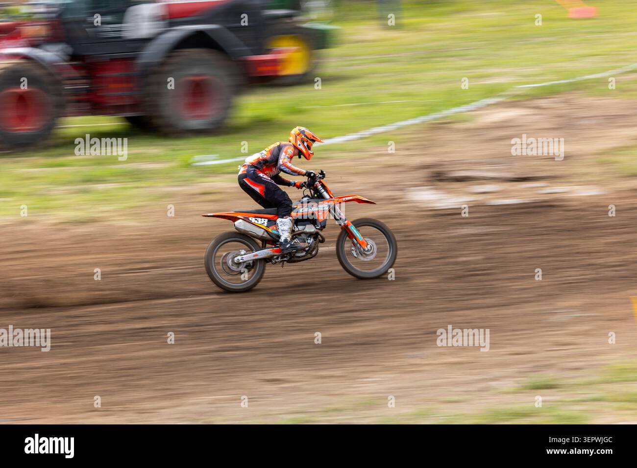 Magdebourg, Allemagne - 7 juin 2026. Motocross rider conduit l'équipement de course de vélo KTM vitesses sur piste de terre effet de flou spectaculaire. Action dynamique Banque D'Images