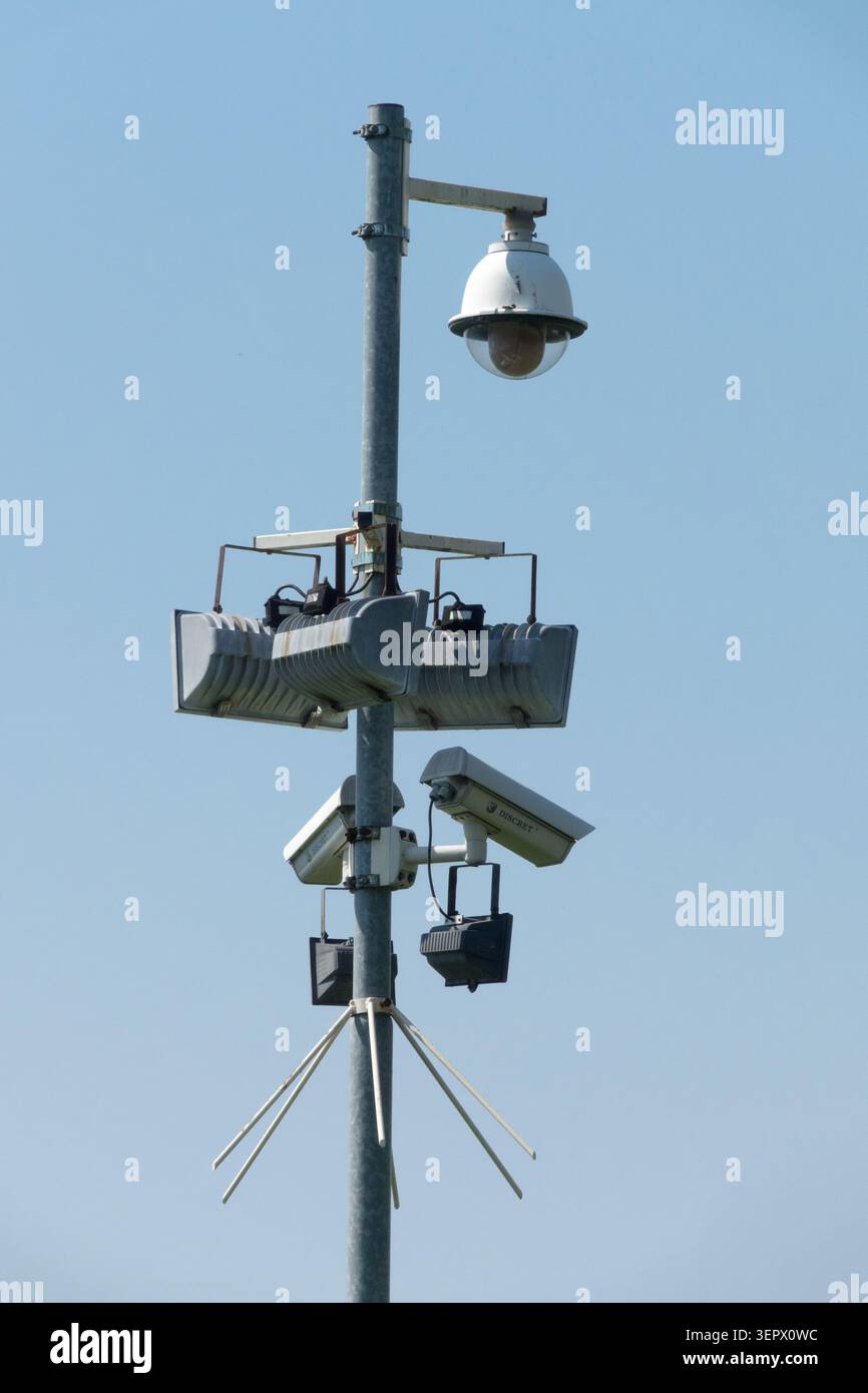Caméras de vidéosurveillance de sécurité et projecteurs montés sur un poteau métallique Banque D'Images