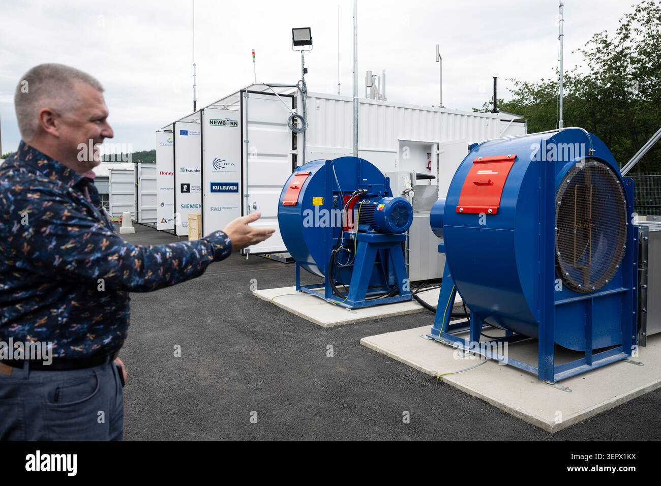 Rez, République tchèque. 16 juin 2026. Ondrej Kotaba, chef de projet technique chez Honeywell Aerospace, présente plusieurs conteneurs de laboratoire interconnectés qui simulent un système de propulsion à hydrogène d'avion entier à l'Institut de recherche nucléaire de rez, en République tchèque, le 16 juin 2026. Crédit : Michal Kamaryt/CTK photo/Alamy Live News Banque D'Images