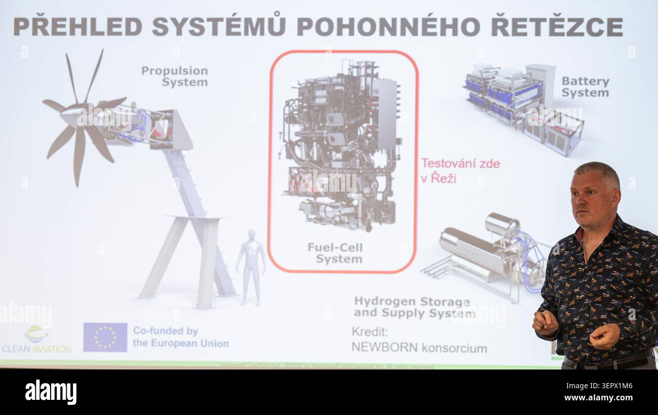 Rez, République tchèque. 16 juin 2026. Ondrej Kotaba, chef de projet technique chez Honeywell Aerospace, parle d'un système de propulsion d'avion à hydrogène à l'Institut de recherche nucléaire de rez, en République tchèque, le 16 juin 2026. Crédit : Michal Kamaryt/CTK photo/Alamy Live News Banque D'Images