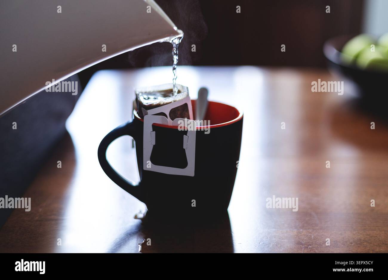 Faire du café goutte à goutte dans la cuisine Banque D'Images