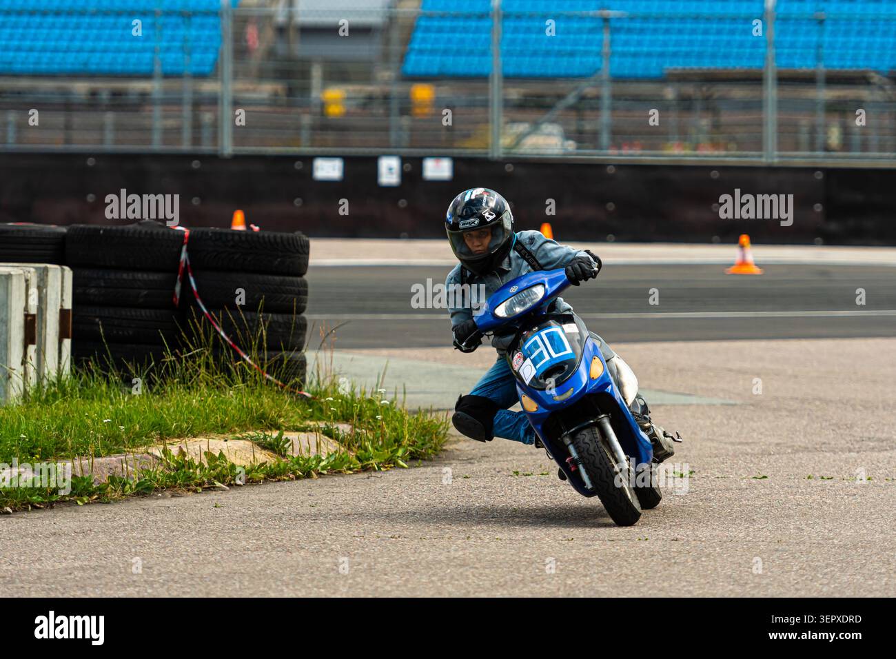 Riga, Lettonie - 3 juillet 2021 : les pilotes amateurs pratiquent les compétences de moto sur une piste, améliorant leur entraînement et leur contrôle. Banque D'Images