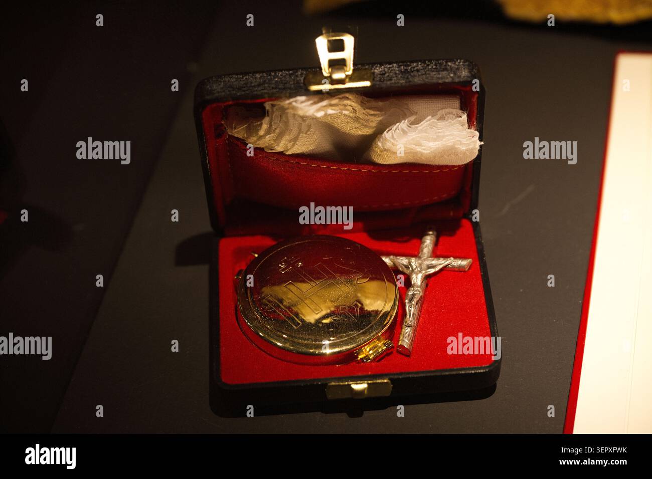 Un kit d'exorcisme du Vatican contenant divers objets sacrés utilisés pour exorciser les démons Banque D'Images