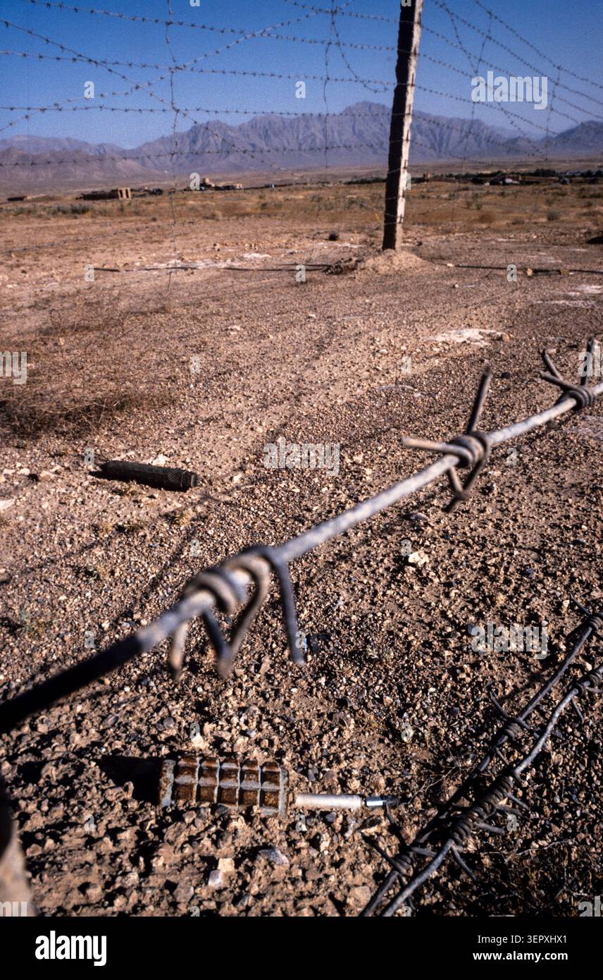 Afghanistan, août 1992 ; un champ de mines câblé à la périphérie de Kaboul. La plupart des champs de mines ne sont pas bien signalés. Banque D'Images