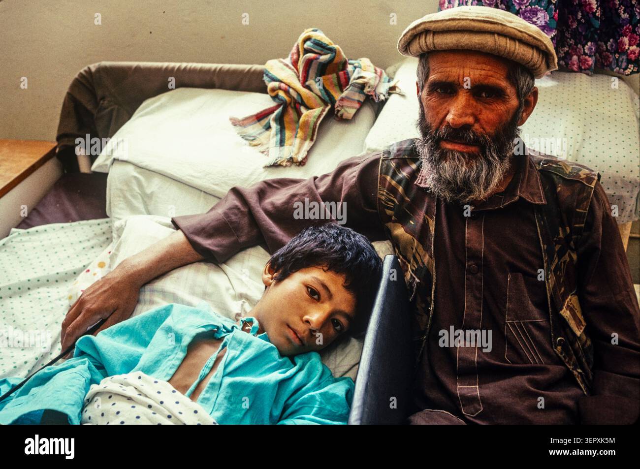 Hôpital du CICR, Kaboul, Afghanistan, août 1992 ; enfants blessés lors de combats récents au cours de 3 jours d'attaques à la roquette sur la capitale. Banque D'Images