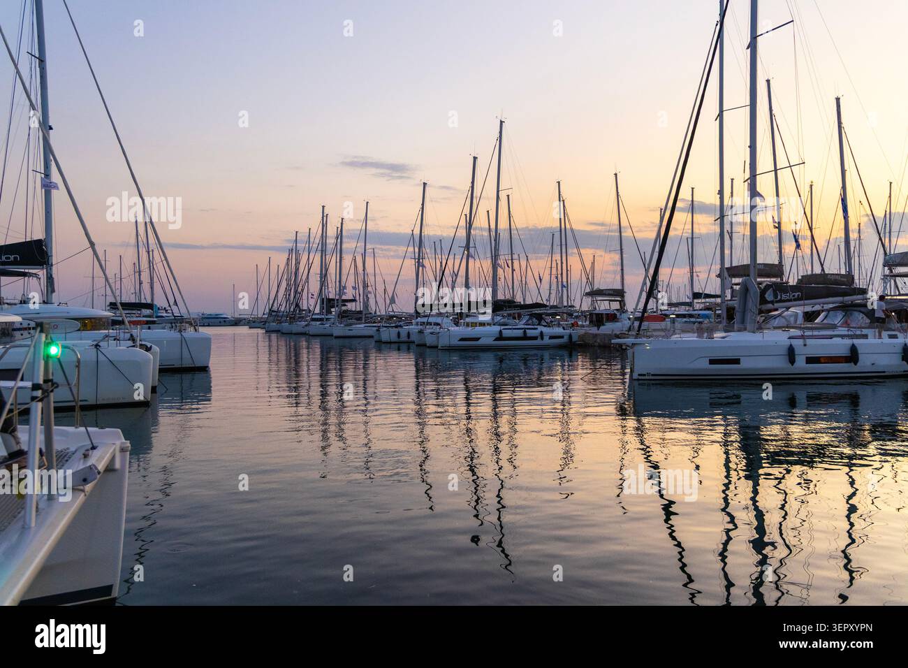 Voiliers amarrés dans la Marina Alimos au coucher du soleil, Alimos, Grèce Banque D'Images
