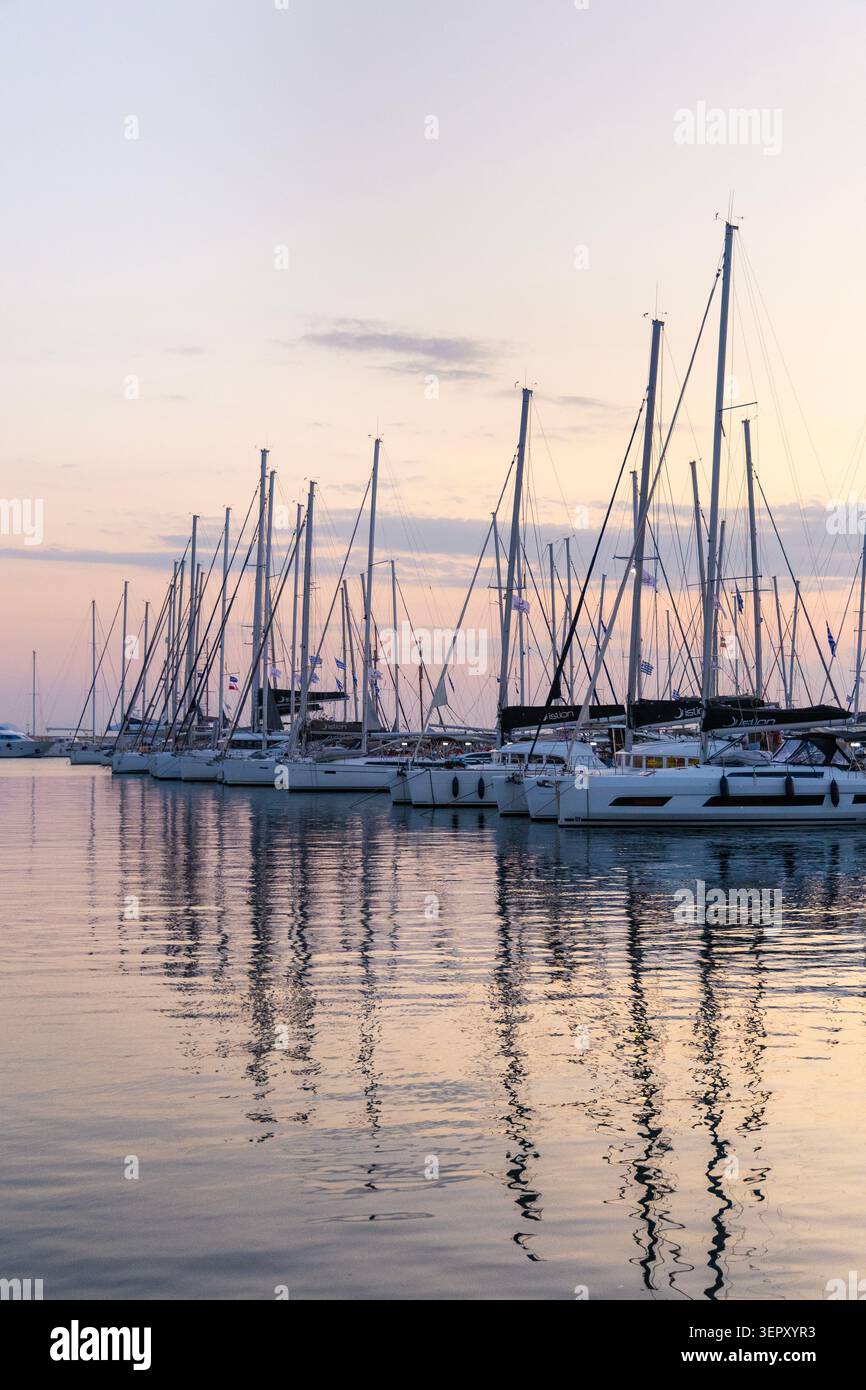 Voiliers amarrés dans la Marina Alimos au coucher du soleil, Alimos, Grèce Banque D'Images